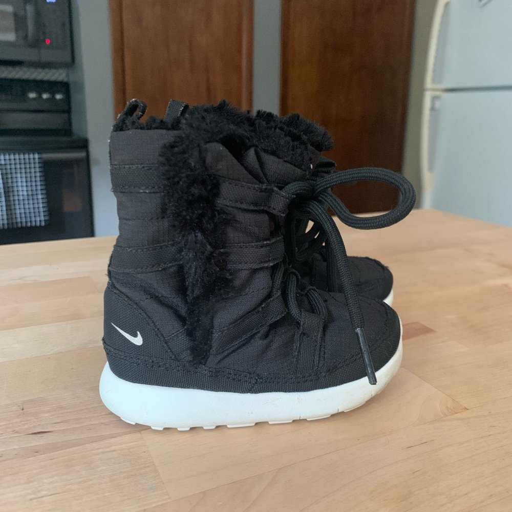 Nike snow boots toddler size 5 - Like new!